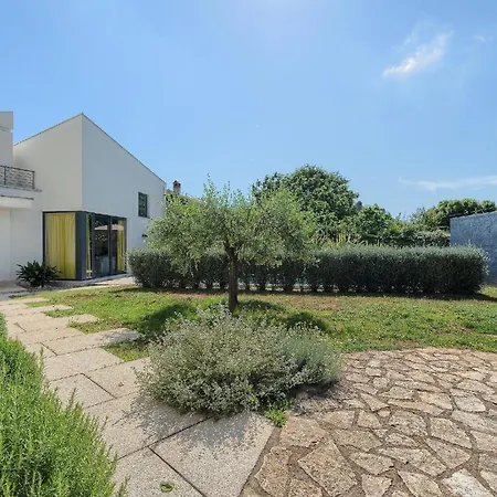 Mit Privatpool Fuer 6 Personen Ca 300 Qm In Pula, Istrien Istrische Riviera Holiday home *