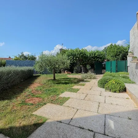 Mit Privatpool Fuer 6 Personen Ca 300 Qm In Pula, Istrien Istrische Riviera Holiday home