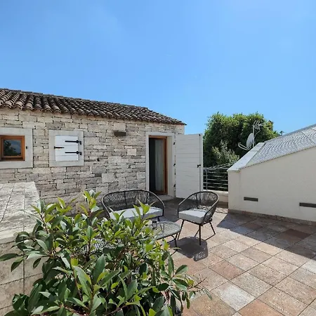 Holiday home Mit Privatpool Fuer 6 Personen Ca 300 Qm In Pula, Istrien Istrische Riviera *