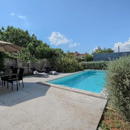 Holiday home Mit Privatpool Fuer 6 Personen Ca 300 Qm In Pula, Istrien Istrische Riviera