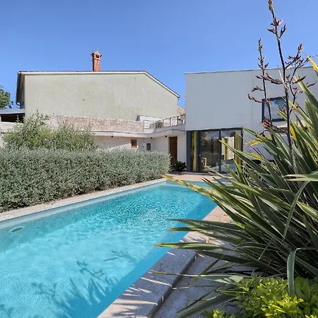 Mit Privatpool Fuer 6 Personen Ca 300 Qm In Pula, Istrien Istrische Riviera *